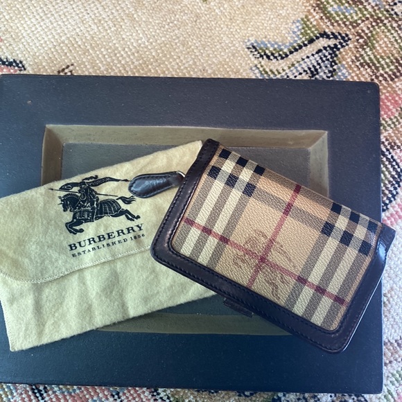 Burberry Handbags - Burberry Haymarket Zippy Zip Leather Wallet EUC🔥w/dust bag!⚡️FAST SHIP Like NEW